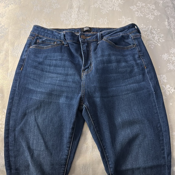 32. Simple Society dark wash skinny jeans. No distressing. Lots of stretch - Picture 3 of 8